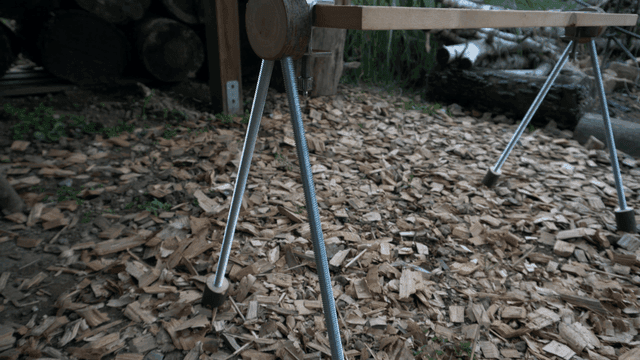 야외에 놓인 수제 나무 벤치