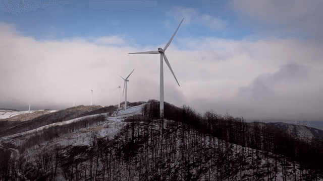 눈 덮인 산 풍경의 풍력 터빈