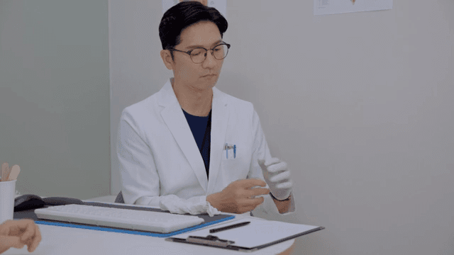 의사가 의료 검사를 준비하는 모습