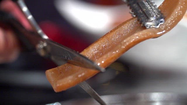 가위로 자르는 익은 돼지껍데기