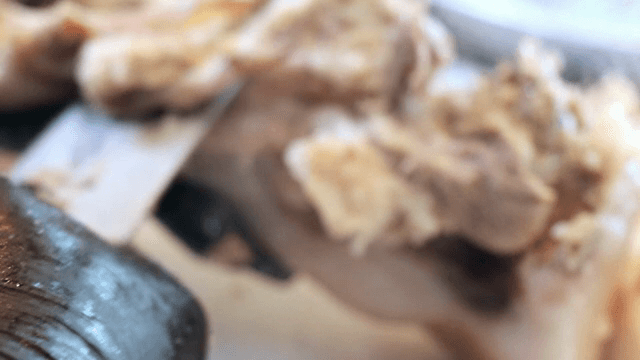 칼로 고기를 자르는 장면