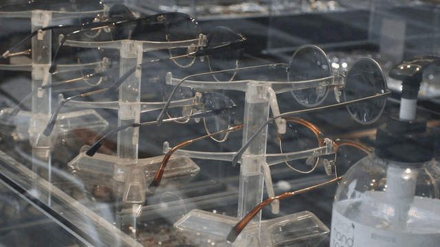 매장에 진열된 안경