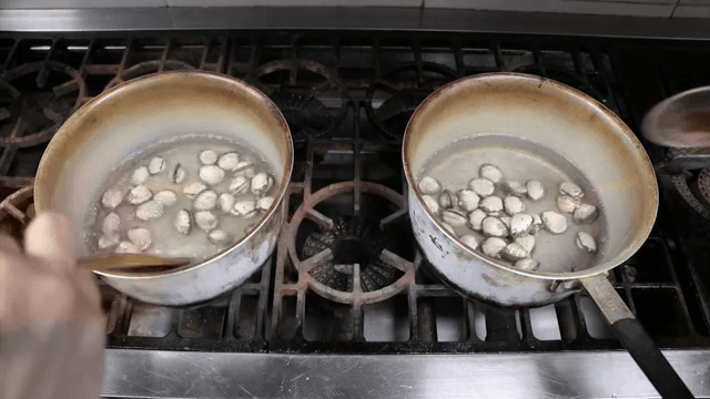 스토브 위 두 냄비에 조개 삶기