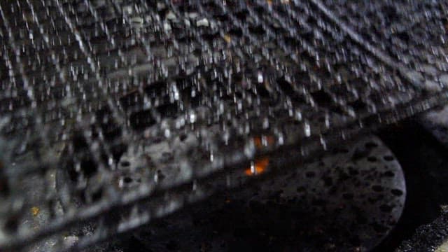 석쇠 그릴 위의 접시에 담긴 양념 돼지곱창