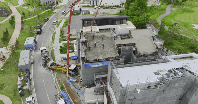 콘크리트를 붓는 건설 노동자들