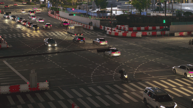 밤의 번화한 교차로