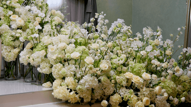 아름다운 흰 꽃의 배열