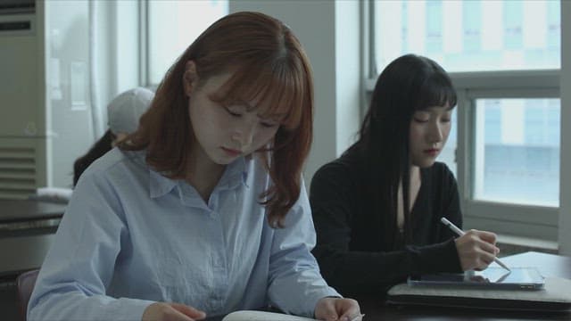 오후 조용한 대학교 강의실에서 공부하는 학생들