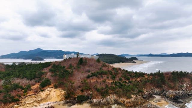큰 건물이 있는 해안 풍경