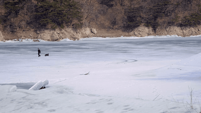 얼어붙은 호수 위를 걷는 사람