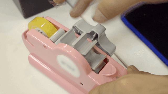 핑크색 테이프 디스펜서 사용