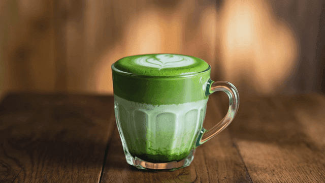 나무 테이블 위의 말차 라떼 한 잔