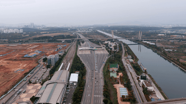 넓은 강 옆 고속도로와 철도