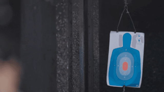 사격장에서 표적을 겨냥하는 사람