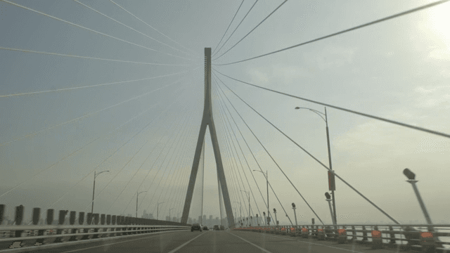 대형 현수교 위를 달리는 자동차들