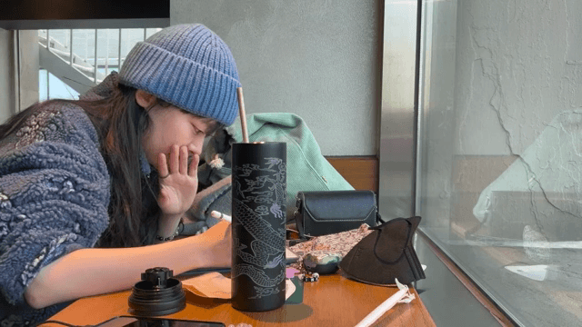 아늑한 카페에서 공부하는 여성