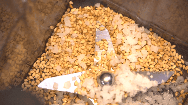 믹서기에 들어간 참깨와 소금