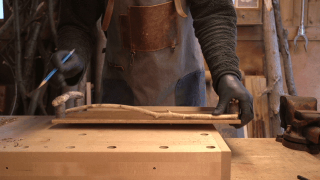 작업장에서 재료 위치를 잡는 장인