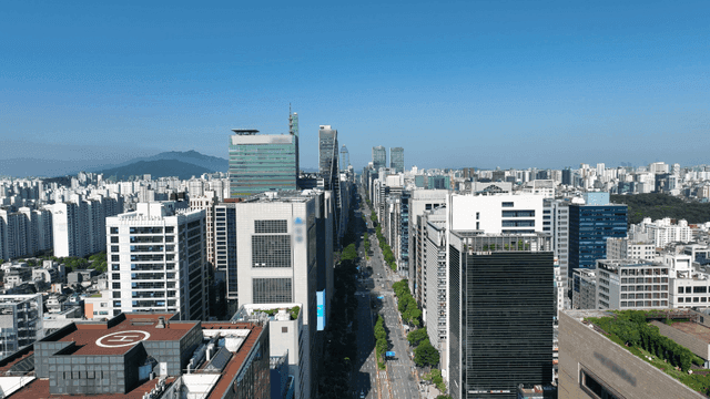 높은 건물이 있는 번화한 도시 풍경