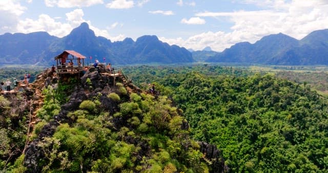 산악 전망대 위를 등반한 등산객들