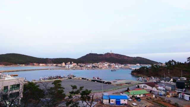 항구도시의 낮에서 밤으로의 변화