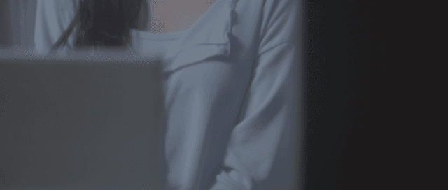 웃으며 인터넷 방송 중인 여성