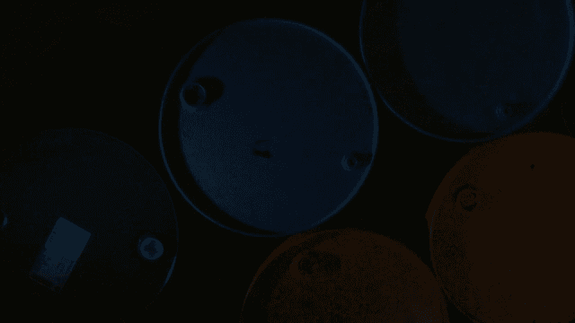 금속 드럼이 있는 어두운 저장 공간