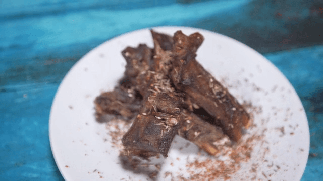 흰 접시에 담긴 양념 갈비