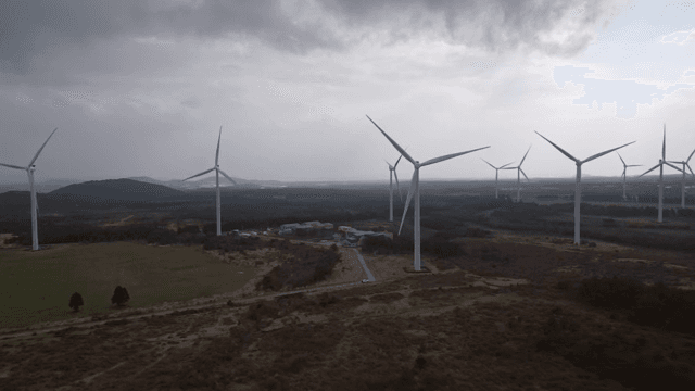 넓은 풍경 속의 풍력 터빈