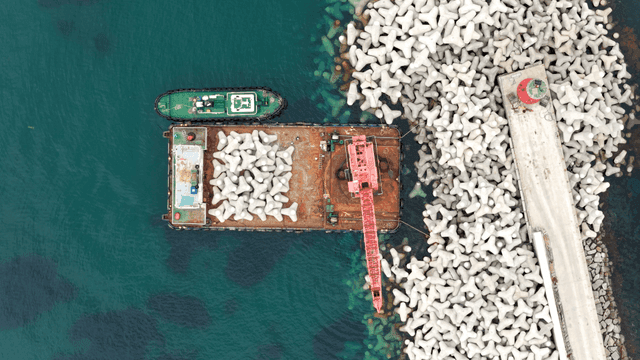 방파제 근처의 테트라포드 바지선