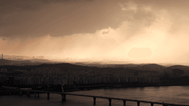 극적인 일몰 구름 아래 도시 스카이라인