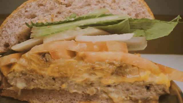 신선한 재료가 들어간 버거의 클로즈업