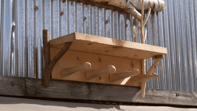 금속 벽에 설치된 나무 거치대 선반