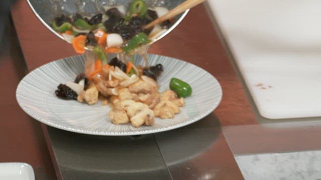 접시에 담긴 버섯 탕수 위에 부어지는 소스