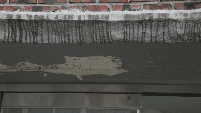 건물 외벽의 벗겨진 페인트