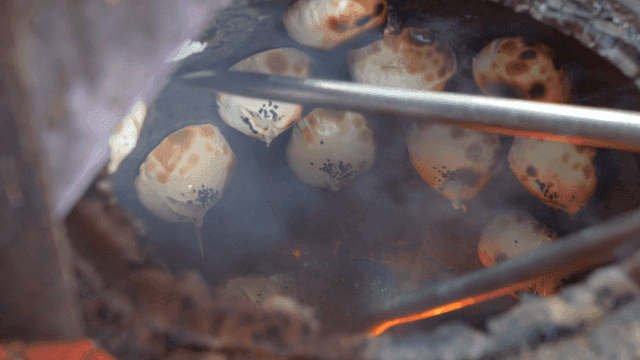 전통 오븐에서 꺼내지는 화덕 만두들