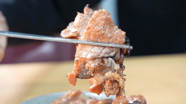 그릇에 담긴 구운 삼겹살