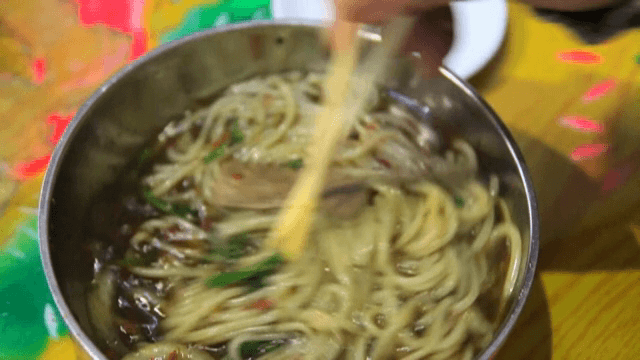 소고기가 올라간 투도면을 젓는 모습