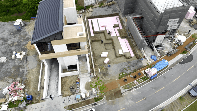 기초 공사가 진행 중인 건설 현장