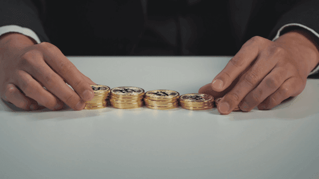 테이블에 비트코인을 놓는 사람