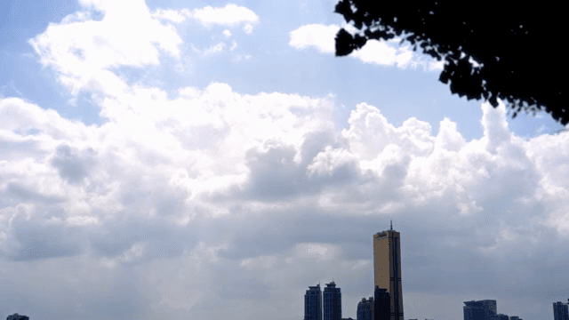 도시 스카이라인 위의 구름 낀 하늘