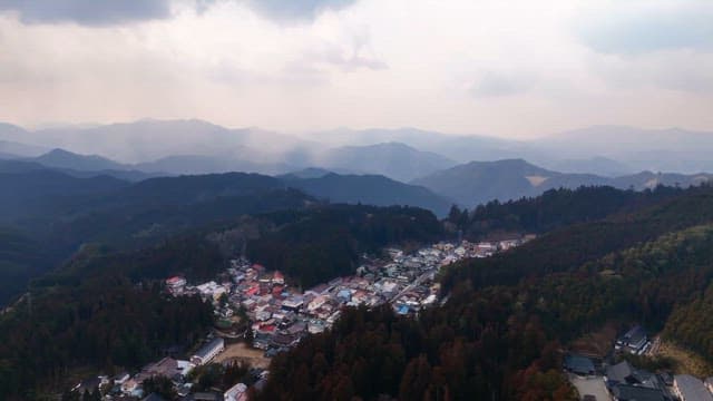 산속에 자리 잡은 작은 마을