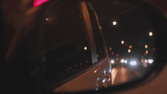 자동차 사이드 미러로 본 희미한 도로 야경