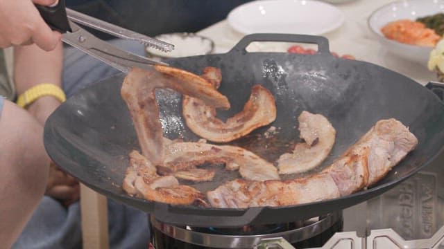 뜨거운 팬에 삼겹살 굽기