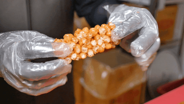 장갑 낀 손으로 들고있는 한국 오란다