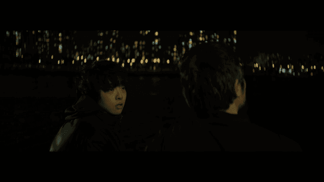 밤에 강가에 있는 두 사람