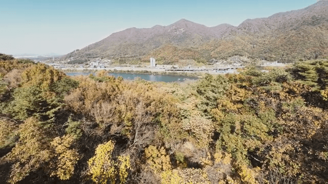 산과 강의 경치