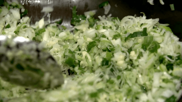 볶아지는 다진 채소