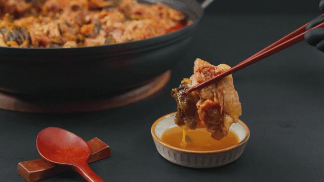 소스와 함께 제공되는 감자탕