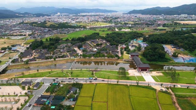 강이 있는 전통 한국 마을